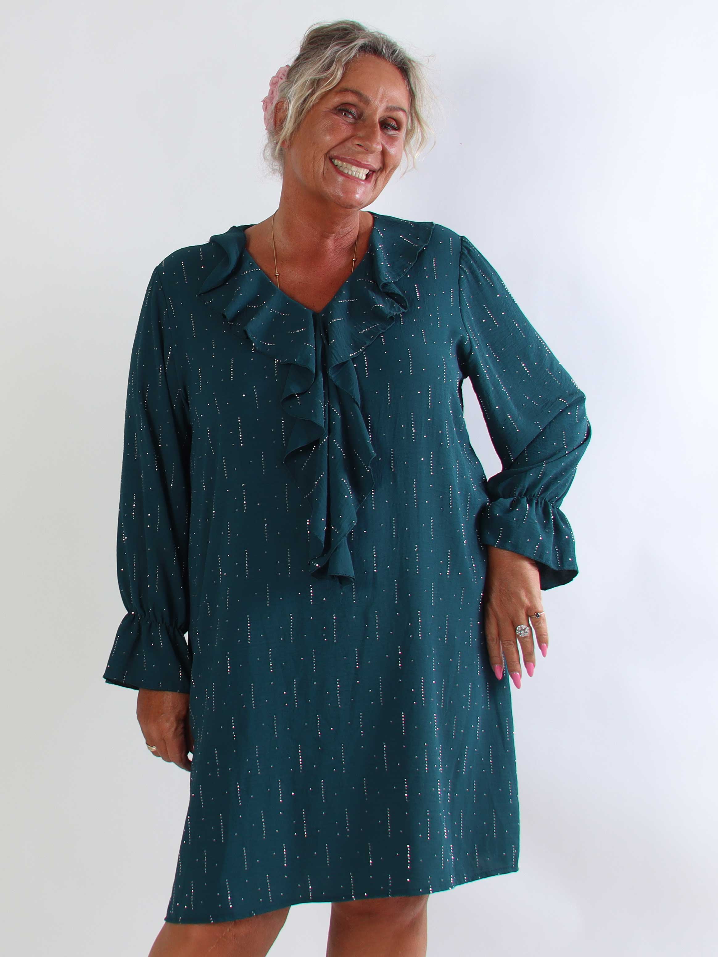 Tessalia - Plus size tunikakjole med fine similisten og feminine flæsedetaljer